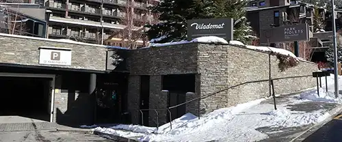 Location de skis, snowboards, skis de montagne chez Viladomat Signature Park Piolets en Andorre, station de ski Grandvalira secteur Soldeu, Grandvalira Resorts.